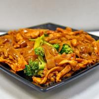 Pad Se-Ewe One Size · Stir-fried wide rice noodles with egg and broccoli.