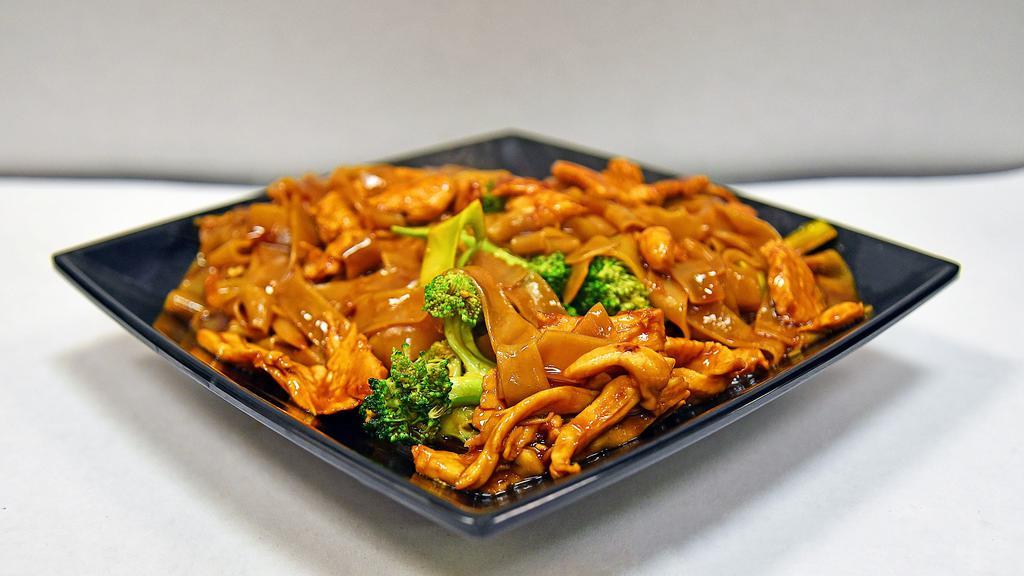 Pad Se-Ewe One Size · Stir-fried wide rice noodles with egg and broccoli.