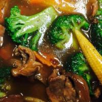 Lard Na · Stir fried wide wheat noodle with steamed broccoli topped with a thick gravy sauce.