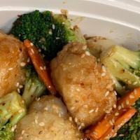 Sesame Scallop · Stir fried scallops in sesame sauce, topped with broccoli.