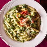 Pasta Alla Basilica · Chicken, broccoli, spinach, mozzarella, bruschetta mix and pesto cream.