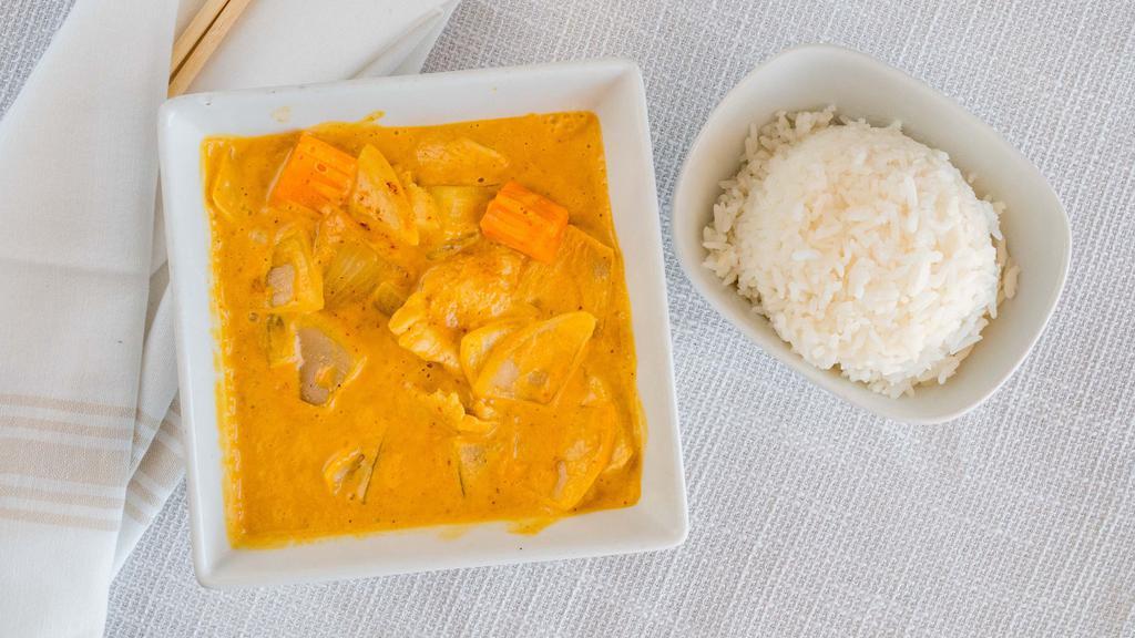 Yellow Curry · Served with 2 pcs of chicken dumplings, a steamed jasmine rice, and veggie pad Thai.
*Any customized order or add-ons other than materials listed will be extra charges.
**NO SUBSTITUTION AND NO MODIFICATION ON LUNCH SPECIAL & LUNCH COMBO.