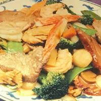 Happy Family · Jumbo shrimp, beef, chicken, pork, and scallop with mixed vegetable in brown sauce. With whi...