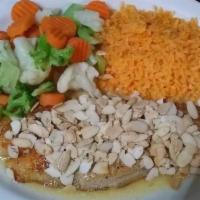 Filete Con Almendras · Servido con arroz, y vegetales mixtos almond. / Fish filet served with rice and mixed vegeta...