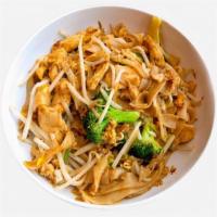 Pad See Eve ツ · Stir fried chow fun noodles with egg, bean sprout, broccoli