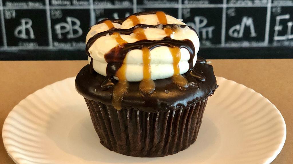 Chocolate Seasalt Caramel · Chocolate cake, filled with dulce de leche, topped with caramel buttercream and chocolate/caramel drizzle