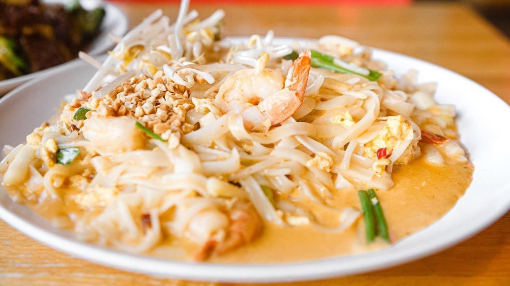 Curry Noodle Plate · Gluten free. Rice noodle, bean sprout, green onion, egg, red coconut curry sauce with raw bean sprout, crushed peanut.