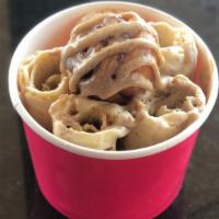 Buttered Cinnamon Roll · Butter ice cream 
Inside: mini cinnamon rolles & Freezing Cow sauce 

*TOPPINGS IN PICTURE N...
