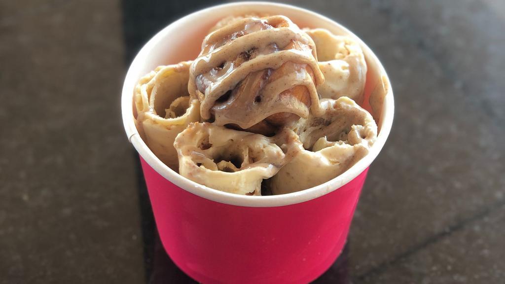 Buttered Cinnamon Roll · Butter ice cream 
Inside: mini cinnamon rolles & Freezing Cow sauce 

*TOPPINGS IN PICTURE NOT INCLUDED**