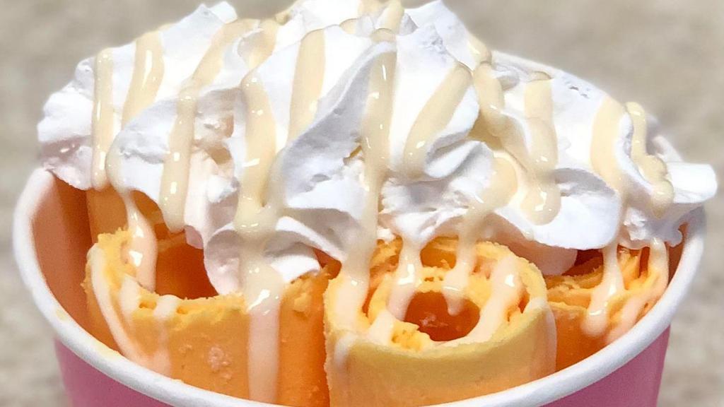 Orange Dreamsicle · Orange ice cream 
Inside: vanilla syrup inside

*** TOPPINGS IN PICTURE NOT INCLUDED***
