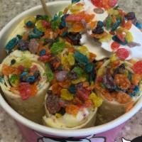 Lil Pebbles · Vanilla ice cream 
Inside: Fruity pebbles.

*TOPPINGS IN PICTURE NOT INCLUDED**