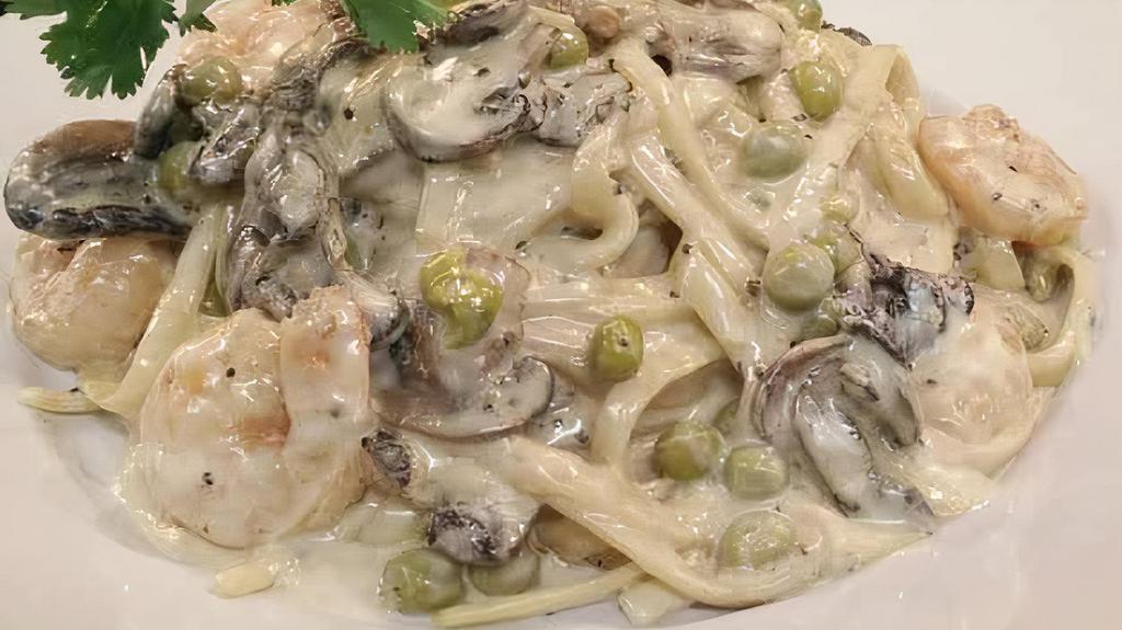 Giorgio'S Shrimp Fettuccine Alfredo · Our homemade Alfredo sauce, which combines simple ingredients like butter, cream and Parmesan cheese , is lightly tossed with sauteed mushrooms, peas and sliced tender grilled chicken breast.
