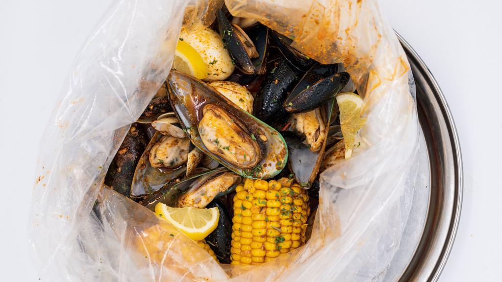 Black Mussels · 1 lb.
note: While you choose Steamed or Old Bay Seasoning can not combine with the Spice level Choice.