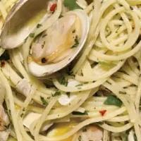 Spaghetti A Vongole · Spaghetti and clams.