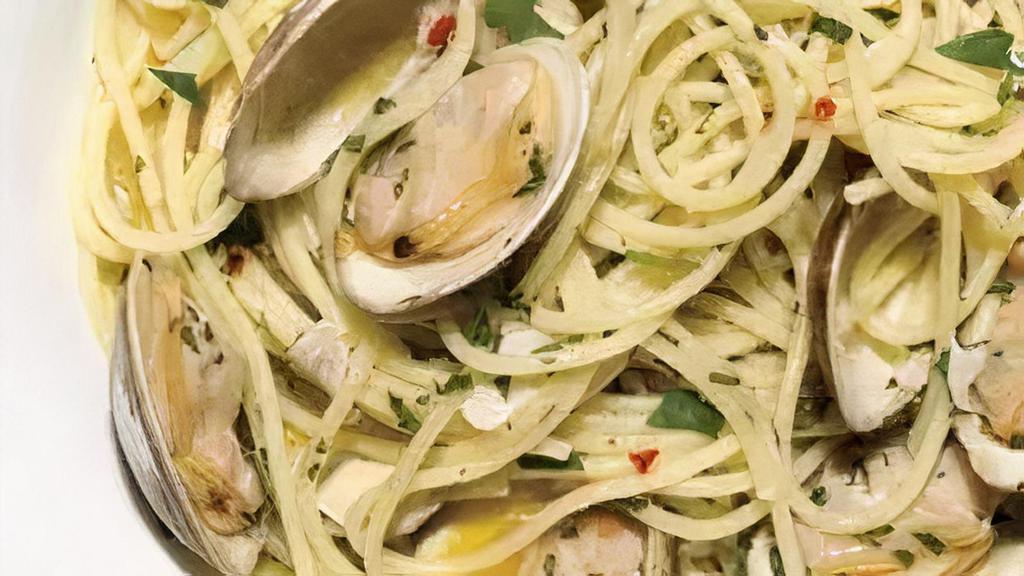 Spaghetti A Vongole · Spaghetti and clams.