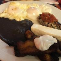 Desayuno Chapín / Guatemalan Style Beakfast · Desayuno guatemalteco. Huevos, salchichas guatemaltecas, plátanos fritos, frijoles negros y ...