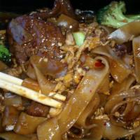 Pad See-Ew · Wide rice noodle with egg, broccoli and bean sprouts in a sweet brown sauce.