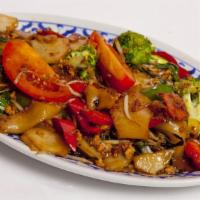 #50 Kt Kee Mao · Stir-fried flat rice noodle with bell peppers, bean sprouts, tomato, basil leaves & broccoli