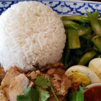 Kao Kra Tiem Prigthai
 · Choice of pork, beef, chicken, or for shrimp of seafood stir fried with garlic and pepper sa...