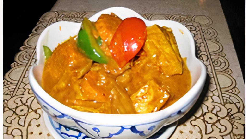 Karee Curry · Spicy. Choice of meat with onion, carrot, potato, fresh pepper, and coconut milk in our yellow curry sauce.