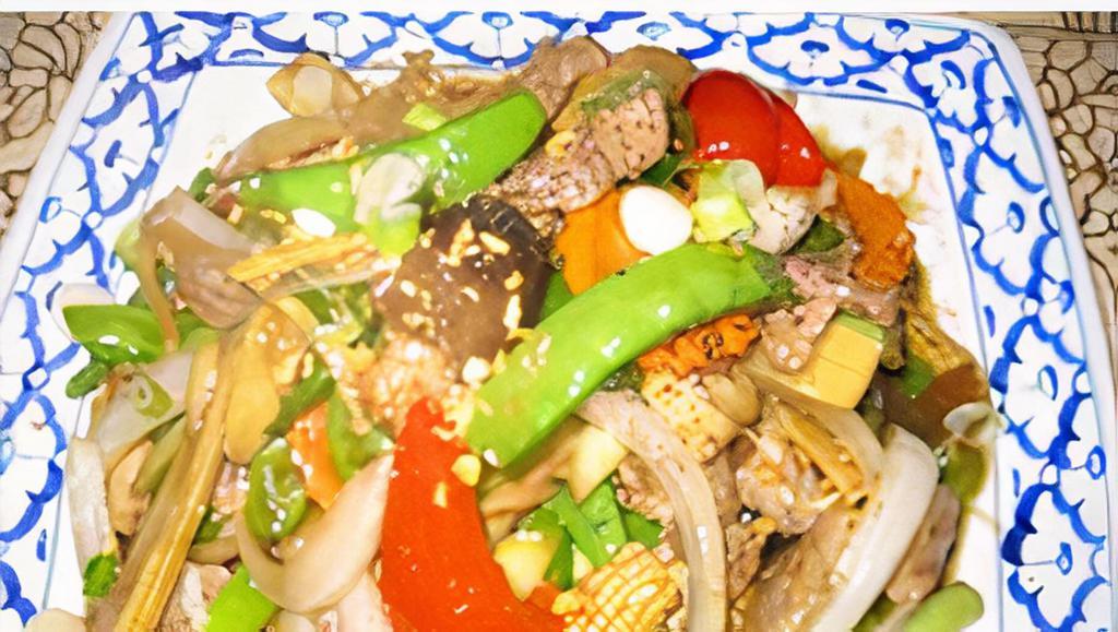 Happy Baby Corn · Choice of meat with baby corn, green onion, water chestnut, and carrot in our tasty garlic sauce.