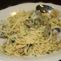 Linguine & Clams · Toasted garlic and red pepper flake.