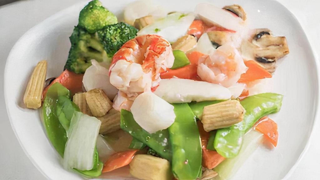 Seafood Delight /海鲜大会 · Lobster meat, jumbo shrimp, fresh scallops, crab meat, straw mushrooms, snow peas, baby corn, bamboo shoots, water chestnuts, and broccoli Cantonese sauce.