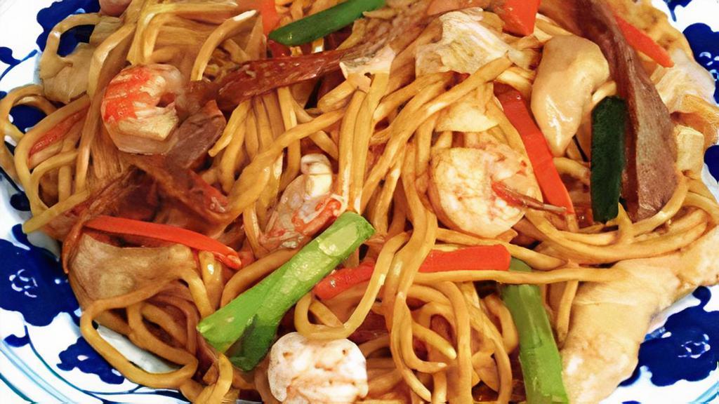 House Special Lo Mein /本楼捞面 · Chicken, shrimp, and pork.