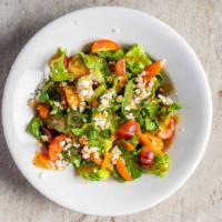 Chef'S Salad · Vegetarian. Lettuce, tomatoes, carrots, croutons, onions & feta