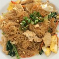 Bihun Goreng · Fried rice-noodle with chicken, egg and vegetables.