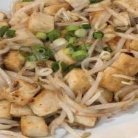 Tumis Tahu-Toge · Stir fry bean sprouts and tofu with oyster sauce.