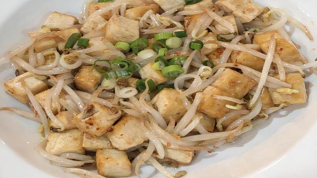 Tumis Tahu-Toge · Stir fry bean sprouts and tofu with oyster sauce.