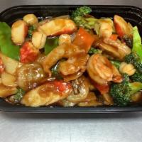 Seafood Delight                                                      海鲜大会 · Scallops, jumbo shrimp, crab meat, sautéed with assorted Chinese vegetables.