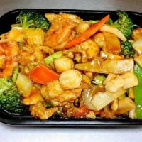 Chef Delight                                                      大三元 · Scallop, shrimp, chicken, sautéed with vegetables in special sauce.
