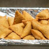 ) Samosas · 2 pieces of crisp dumplings filled with spiced potatoes.