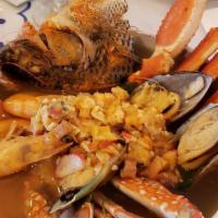 Caldo De Mariscos · Sabroso mix de camarón, pulpo, mejillones, pescado, patas cangrejo y callo de hacha.