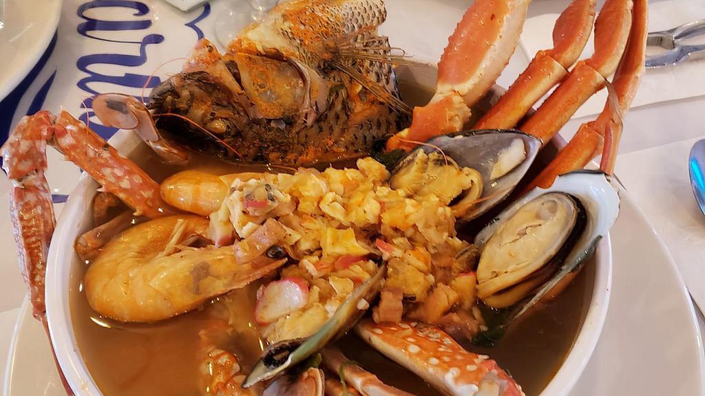 Caldo De Mariscos · Sabroso mix de camarón, pulpo, mejillones, pescado, patas cangrejo y callo de hacha.