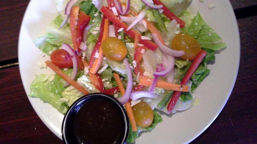 House Salad · Fresh romaine, onion, bell pepper, heirloom tomatoes, montamore cheese.