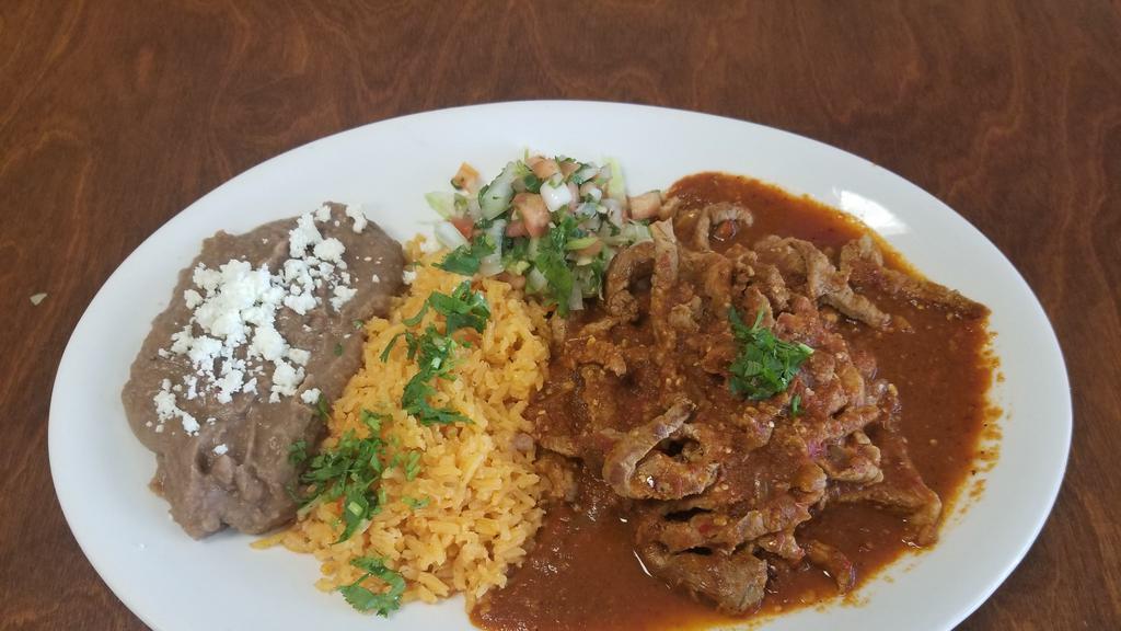 Lomo Chile Arbol Platle · Tender pieces of  steak sautéed with delicious spicy chile de árbol salsa. Served with Mexican rice, refried beans, lettuce and pico de gallo.