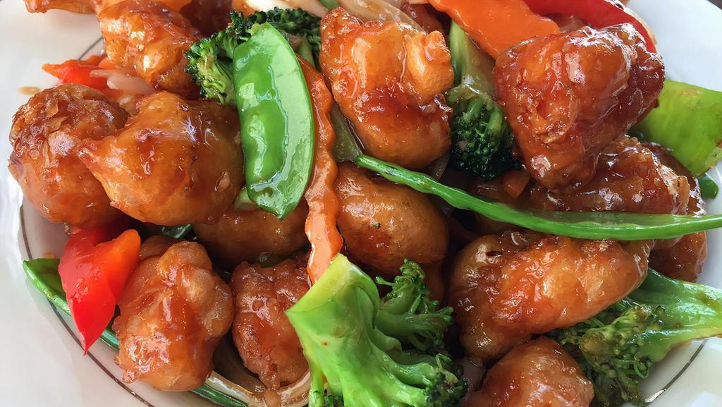General Tso Chicken-Mild Spicy Spicy · Deep fried breaded chicken is stir-fried with broccoli, carrots, bell pepper and white onions.