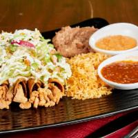 Flautas · Tortilla de maiz, pollo a la mexicana, frijoles, lechuga, pico de gallo, queso, crema y rába...