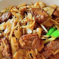 Beef Chow Fun · onion, bean sprout with rice noodle