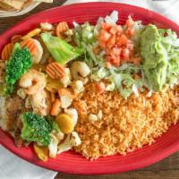 Filete La Fuente · Tilapia grilled with shrimp and vegetables. Served with rice and guacamole salad.