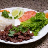 Com Bo Nuong · Steamed rice with grilled beef.