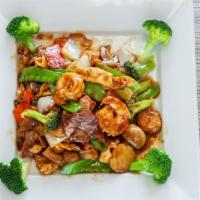 Happy Family · Jumbo shrimp, scallop, chicken, beef, snow peas, mushrooms, bamboo shoots and broccoli.