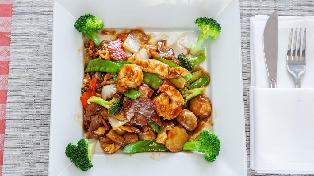 Happy Family · Jumbo shrimp, scallop, chicken, beef, snow peas, mushrooms, bamboo shoots and broccoli.