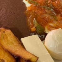 Huevos Rancheros / Ranchero Eggs · Acompañado de queso, crema, plátano frito, frijoles, tortilla de maíz. / With a side of chee...
