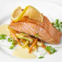 Salmón A La Plancha · Grilled Atlantic salmon served with julienned vegetables and lemon butter sauce