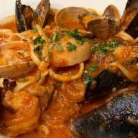 Lingunie Pesce Di Mare · Linguine pastas with sautedd gulf shrimp, calamari, mussels, manilla clams, fish of the day ...