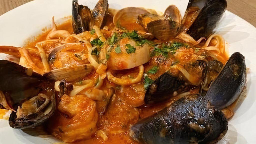 Lingunie Pesce Di Mare · Linguine pastas with sautedd gulf shrimp, calamari, mussels, manilla clams, fish of the day in a light spicy tomato sauce